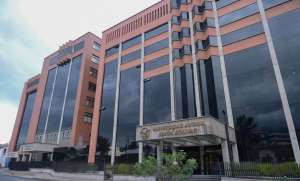 La Universidad Andina Sim&oacute;n Bol&iacute;var se estableci&oacute; en Ecuador en 1992 a trav&eacute;s de un convenio con el gobierno. En 1995 gradu&oacute; a los primeros doctores. 