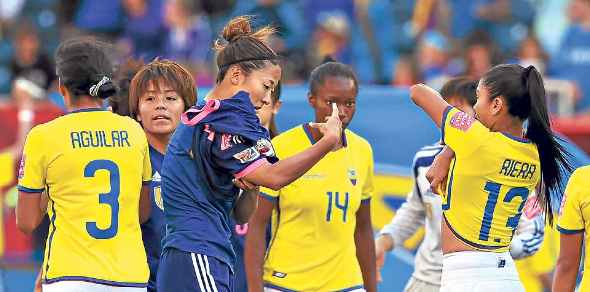 Las ecuatorianas Nancy Aguilar (i), Carina Caicedo (c) y Madel&iacute;n Riera se despiden de las jugadoras japonesas. Foto: AFP