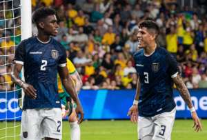 Félix Torres (izquierda) anotó el primer gol de Ecuador en la etapa de Félix Sánchez Bas