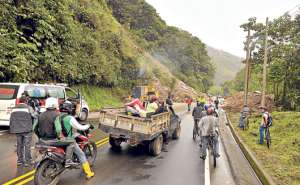 Este mes hubo deslaves en el sector de San Francisco en la carretera Ba&ntilde;os de Agua Santa-Puyo. Esto caus&oacute; interrupciones de hasta 9 horas. Foto: Roberto Ch&aacute;vez / El Tel&eacute;grafo