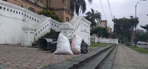 En Cuenca se pidi&oacute; ayer a los ciudadanos que no sacaran la basura, pero pocos cumplieron la petici&oacute;n. Los desperdicios se observaban en las calles.  