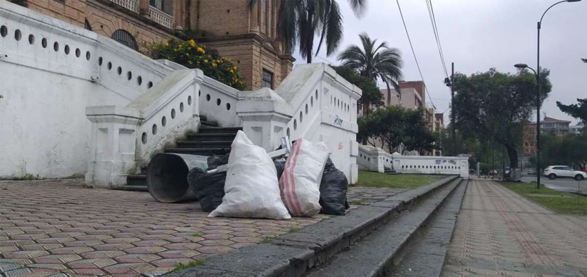 En Cuenca se pidi&oacute; ayer a los ciudadanos que no sacaran la basura, pero pocos cumplieron la petici&oacute;n. Los desperdicios se observaban en las calles.  