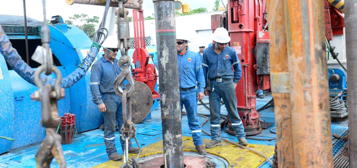 Trabajadores de Petroamazonas supervisan los equipos de perforaci&oacute;n en el campo Tambococha 2.