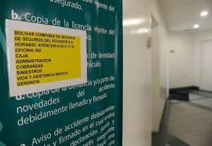 En Quito, durante la ma&ntilde;ana se pudo comprobar que la atenci&oacute;n a los clientes fue regular, pues los empleados desconoc&iacute;an la situaci&oacute;n de la empresa. Foto: &Aacute;lvaro P&eacute;rez / El Tel&eacute;grafo 