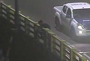La madrugada del 13 de abril, las cámaras de videovigilancia del Servicio Integrado de Seguridad ECU 911 captaron a un joven en el puente de Gualo con una actitud inusual.