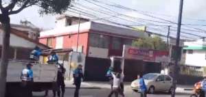 Otro video revela nueva presunta agresi&oacute;n a vendedores informales por parte del Municipio de Quito