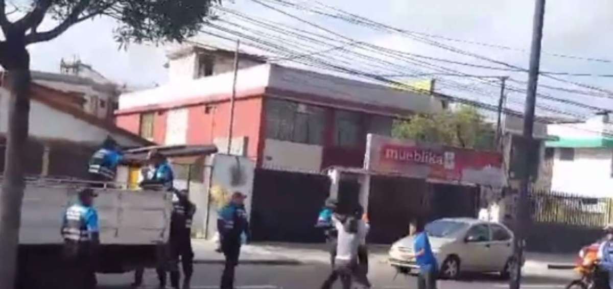 Otro video revela nueva presunta agresi&oacute;n a vendedores informales por parte del Municipio de Quito