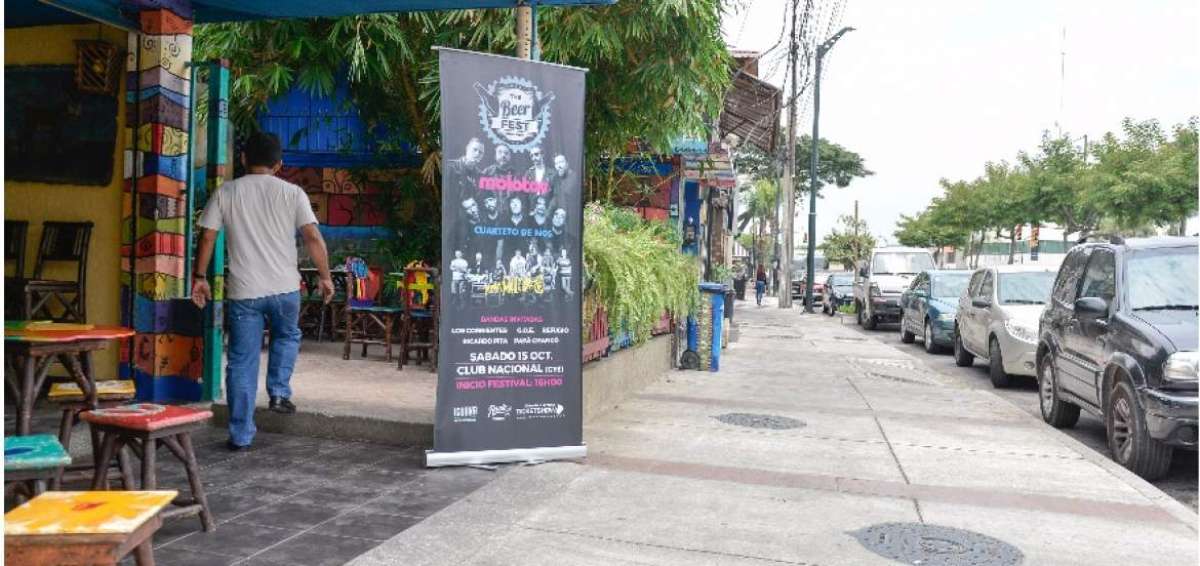 La avenida V&iacute;ctor Emilio Estrada es la calle m&aacute;s concurrida de Urdesa por la cantidad de restaurantes.