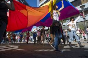 La marcha del orgullo gay en Quito tuvo el respaldo de familiares y amigos de los LGBTI. El evento se cumpli&oacute; por d&eacute;cimo a&ntilde;o consecutivo. Foto: Fernando Sandoval/ El Tel&eacute;grafo