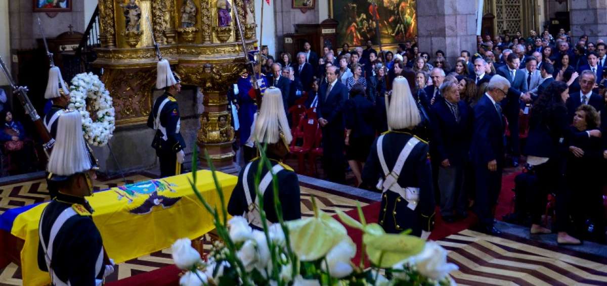 En la Catedral se ofreci&oacute; una misa de cuerpo presente para despedir al exmandatario Dur&aacute;n Ball&eacute;n.