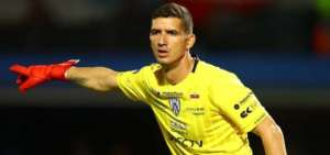 El golero del IDV, Jorge Pinos, se encuentra en medio de una pol&eacute;mica creada por el Club Col&oacute;n de Santa Fe de Argentina.