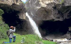 La cascada de J&uacute;n J&uacute;n es una de las ca&iacute;das de agua m&aacute;s espectaculares en este cant&oacute;n. Cerca hay senderos para realizar caminatas y en algunos trechos se puede acampar. Los visitantes llegan los fines de semana. Roberto Ch&aacute;vez / El Tel&eacute;grafo