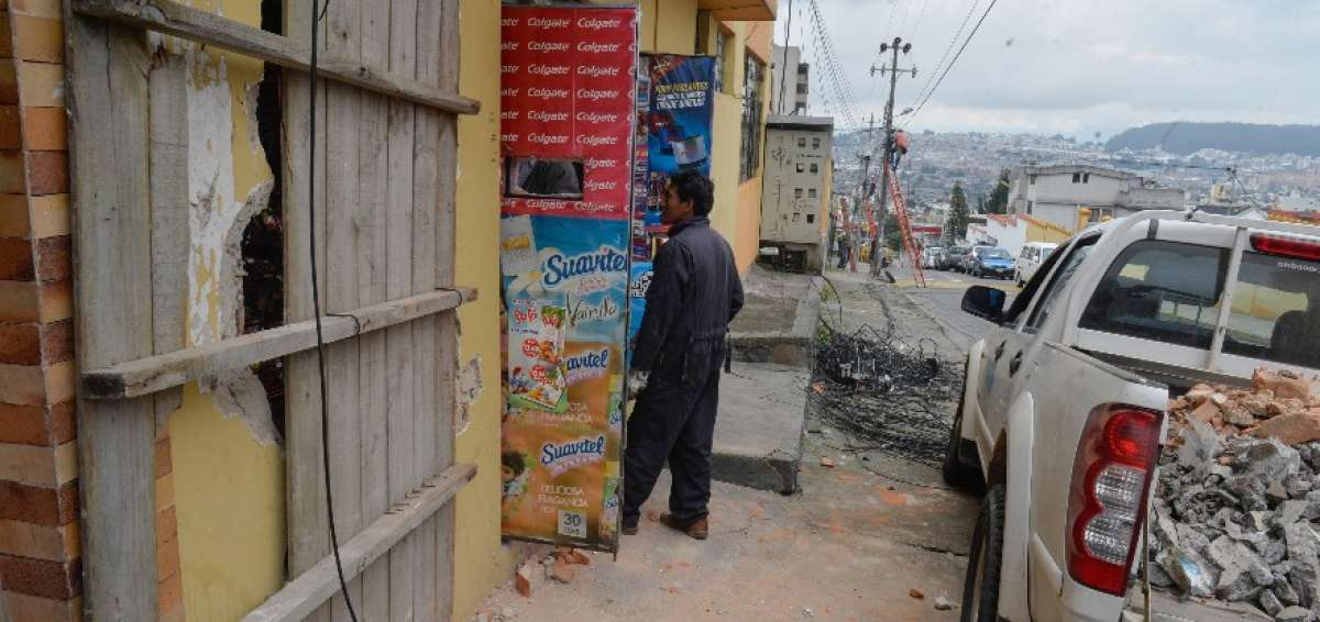 Sulema Ortega se encontraba dentro de su tienda cuando el veh&iacute;culo pesado atraves&oacute; la pared. Afortunadamente no sufri&oacute; lesiones.