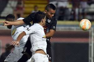 Norberto Araujo despeja el esf&eacute;rico ante el acecho del delantero Johan Moreno. Foto: AFP