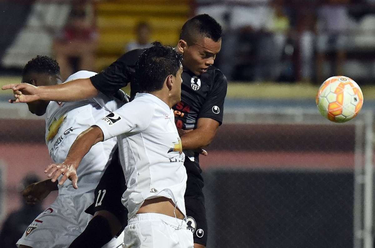 Norberto Araujo despeja el esf&eacute;rico ante el acecho del delantero Johan Moreno. Foto: AFP