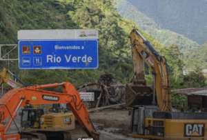 Maquinaria pesada se registra en la vía Baños-Puyo que fue afectada por las fuertes lluvias. 