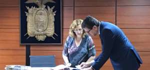 El procurador del Estado, &Iacute;&ntilde;igo Salvador, en el reconocimiento de firma y r&uacute;brica ante la jueza de la Corte Nacional de Justicia, Daniella Camacho, el 4 de septiembre pasado. 
