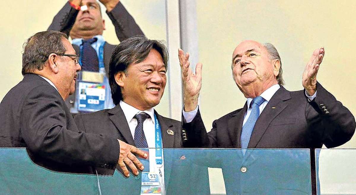 Eduardo Li (centro), expresidente de la Federaci&oacute;n Costarricense de F&uacute;tbol, junto a Joseph Blatter (d), titular de la FIFA. Foto: internet
