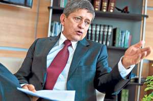 Carlos Marx Carrasco. Cargo: Ministro de Relaciones Laborales. Educaci&oacute;n: Posee 2 maestr&iacute;as en Planificaci&oacute;n y Financiamiento para el Desarrollo y un doctorado en Econom&iacute;a y Derecho. Experiencia Laboral: Fue Director Nacional del SRI hasta marzo de 2014.