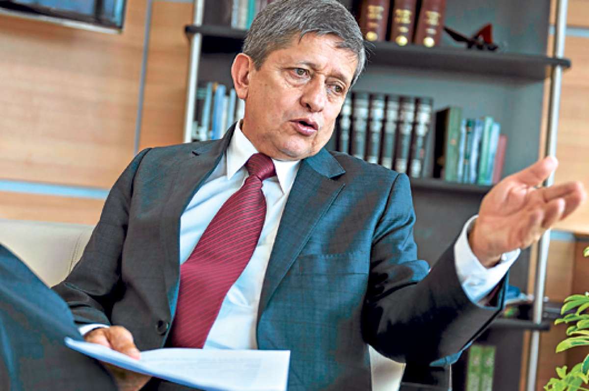 Carlos Marx Carrasco. Cargo: Ministro de Relaciones Laborales. Educaci&oacute;n: Posee 2 maestr&iacute;as en Planificaci&oacute;n y Financiamiento para el Desarrollo y un doctorado en Econom&iacute;a y Derecho. Experiencia Laboral: Fue Director Nacional del SRI hasta marzo de 2014.