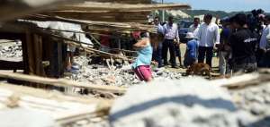 El presidente Rafael Correa recorri&oacute; ayer las zonas afectadas por el terremoto en Jama.