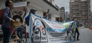 Familiares y amigos de Felipe Endara realizaron un plant&oacute;n ayer, durante la audiencia que se desarroll&oacute; en la Unidad Judicial de Tr&aacute;nsito.
