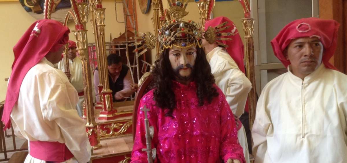 Un grupo de fieles del Se&ntilde;or del Terremoto se encargan de alistarlo en andas para las procesiones y peregrinaciones que se dar&aacute;n esta semana en Patate. 