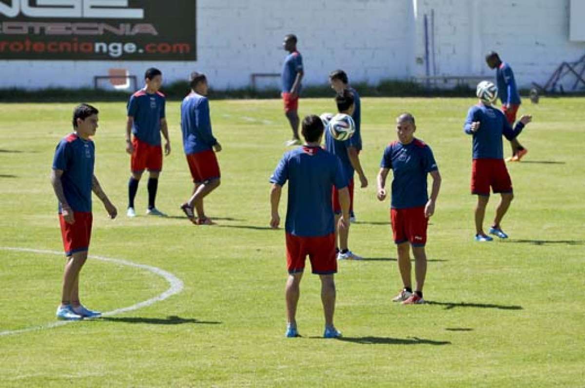Los jugadores de Deportivo Quito entrenaron en su complejo de Carcel&eacute;n antes del partido que anoche deb&iacute;an disputar ante Olmedo. Foto: Miguel Jim&eacute;nez.