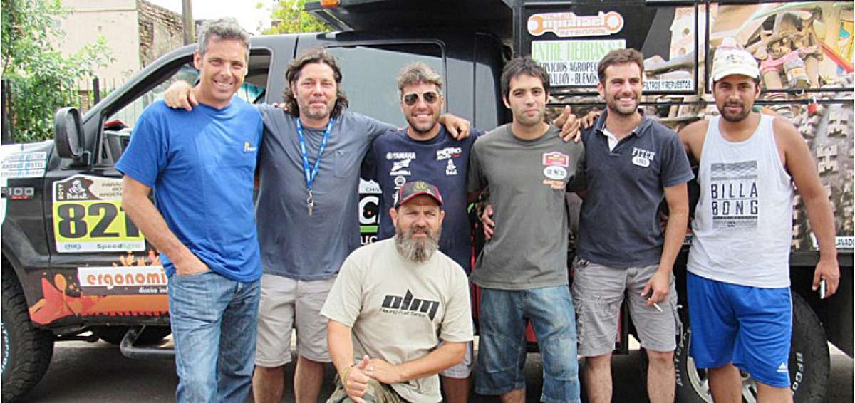 Los miembros de la Amaury Sport Organisation de Francia posan junto a uno de los carros que intervendr&aacute;n en la competencia.