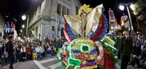 Los desfiles y las exposiciones de estructuras florales son los eventos preferidos de los turistas que llegan anualmente a Ambato por sus fiestas. 