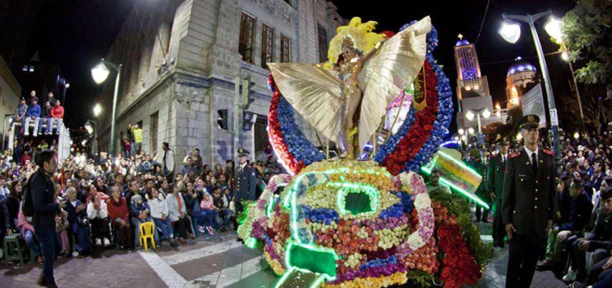 Los desfiles y las exposiciones de estructuras florales son los eventos preferidos de los turistas que llegan anualmente a Ambato por sus fiestas. 