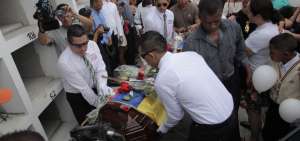  Familiares de Katty Velasco, secuestrada y asesinada en Colombia junto a su pareja, celebraron el funeral hoy, domingo 8 de julio de 2018, en la ciudad de Santo Domingo (Ecuador).