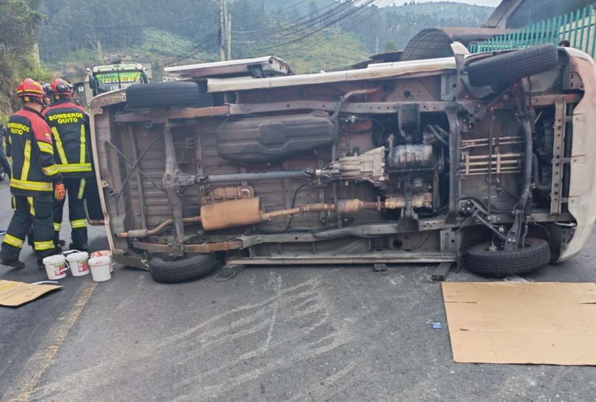 Veh&iacute;culo se vuelca en la v&iacute;a a Conocoto y provoca cierre vial en ambos sentidos