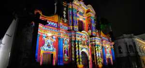 Cientos de personas recorren Quito para presenciar la Fiesta de la Luz