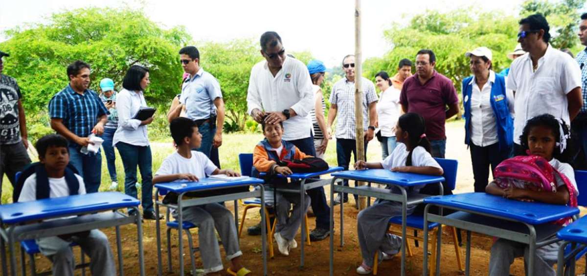 En su visita a La Crespa, Correa (c) brome&oacute; con los menores. El Presidente estuvo acompa&ntilde;ado por el exministro del Deporte, Jos&eacute; Francisco Cevallos (d).