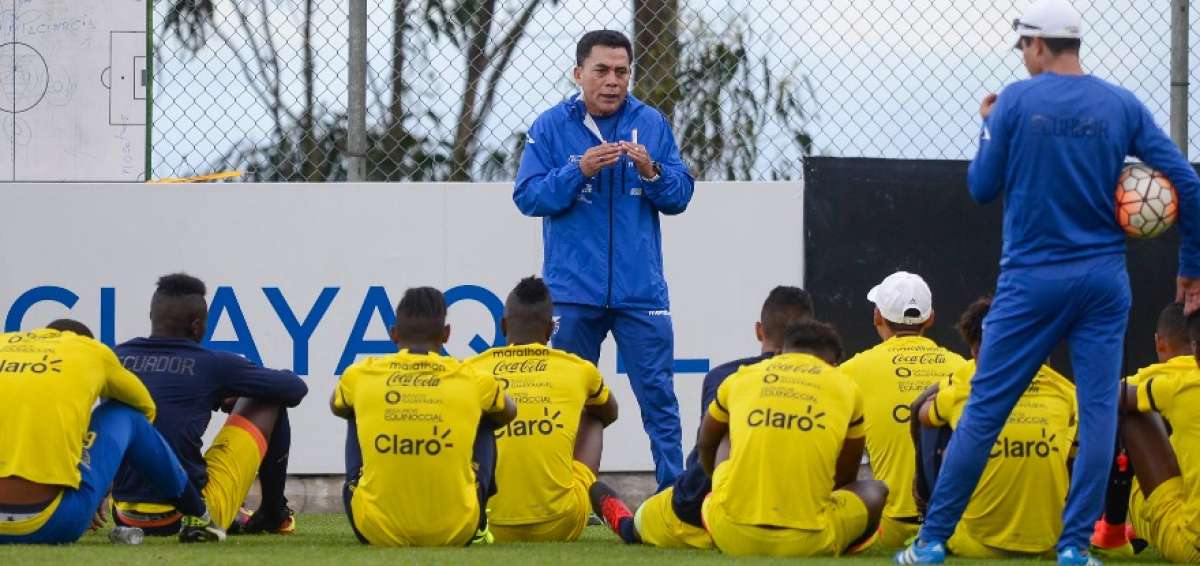 El entrenador Xavier Rodr&iacute;guez (centro) durante un entrenamiento del equipo en la Casa de la Selecci&oacute;n.