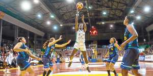 Maryuri Caicedo (c) se eleva para anotar una canasta doble en favor de UTE en su duelo ante Uruguay. Foto: &Aacute;lvaro P&eacute;rez / El Tel&eacute;grafo