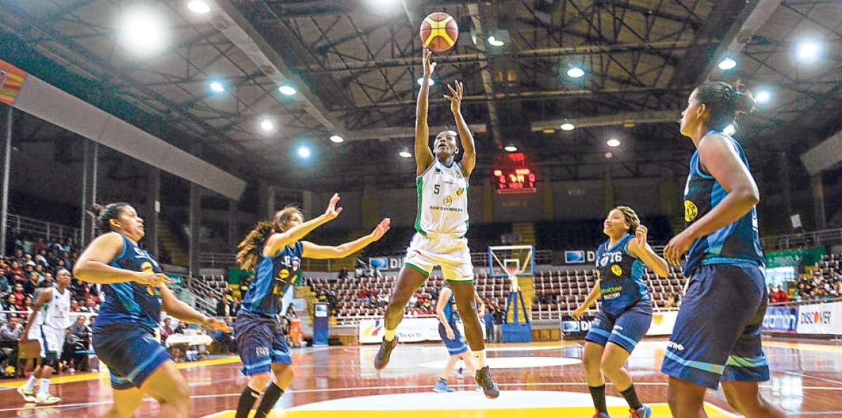 Maryuri Caicedo (c) se eleva para anotar una canasta doble en favor de UTE en su duelo ante Uruguay. Foto: &Aacute;lvaro P&eacute;rez / El Tel&eacute;grafo
