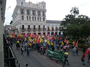 Los manifestantes llegaron hasta el Palacio de Carondelet para entregar un manifiesto. Foto: Mario Egas / EL TEL&Eacute;GRAFO