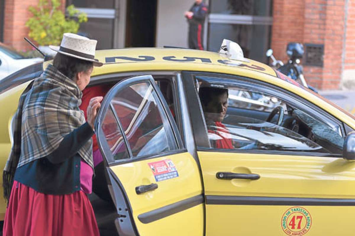 En m&aacute;s de 200 unidades ya se han instalado los tax&iacute;metros por parte de las diferentes empresas proveedoras de la capital azuaya. FOTO: JOS&Eacute; LUIS LLIVISACA .