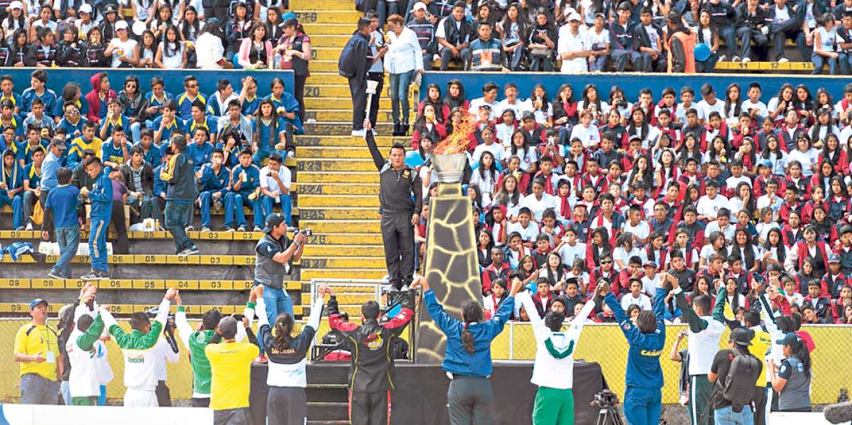 La antorcha de los Juegos fue encendida por Cristian Zurita, vicecampe&oacute;n mundial de levantamiento de pesas. Foto: John Guevara / El Tel&eacute;grafo
