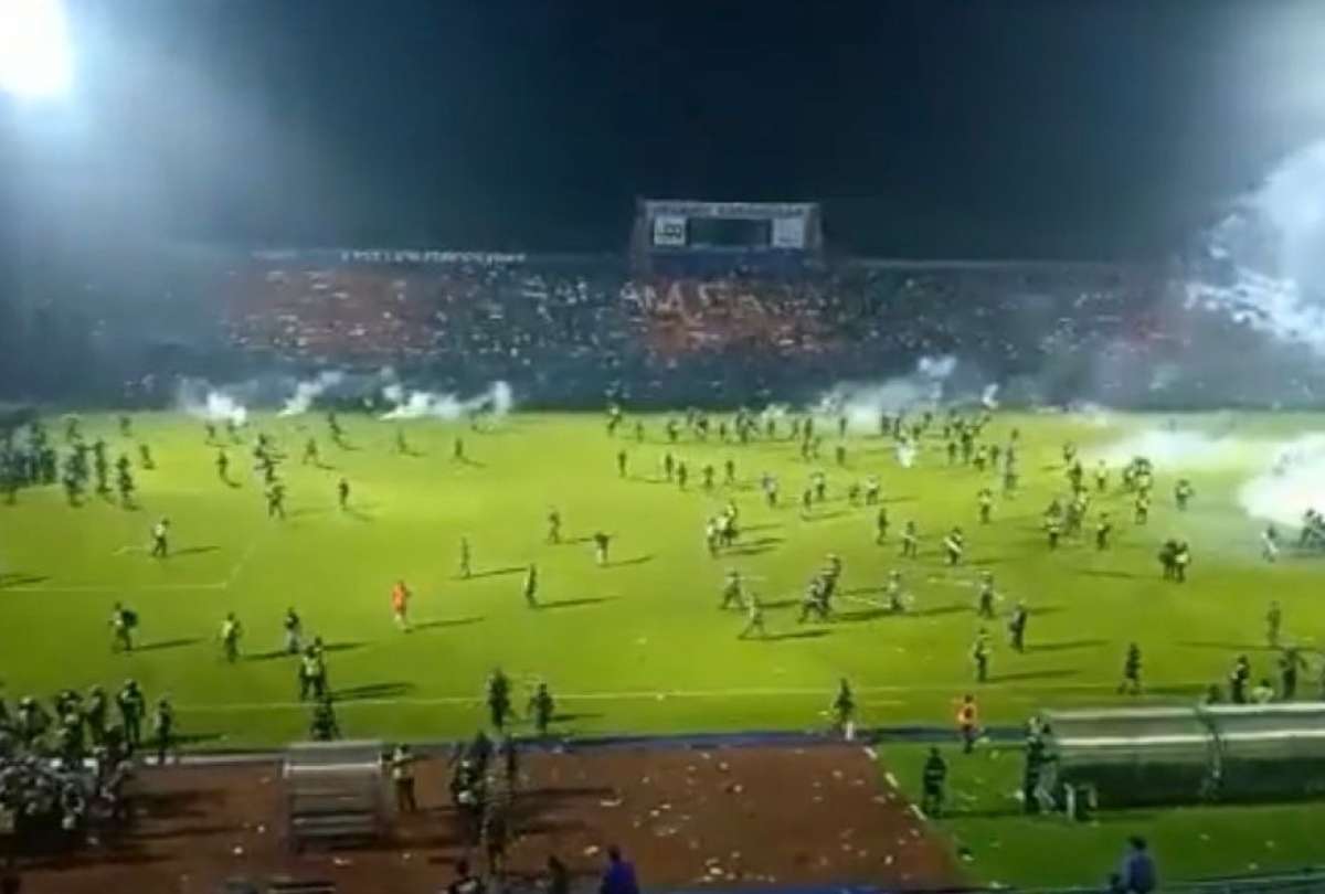 Partido de fútbol en Indonesia termina en horror con decenas de muertos