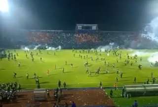 Partido de fútbol en Indonesia termina en horror con decenas de muertos