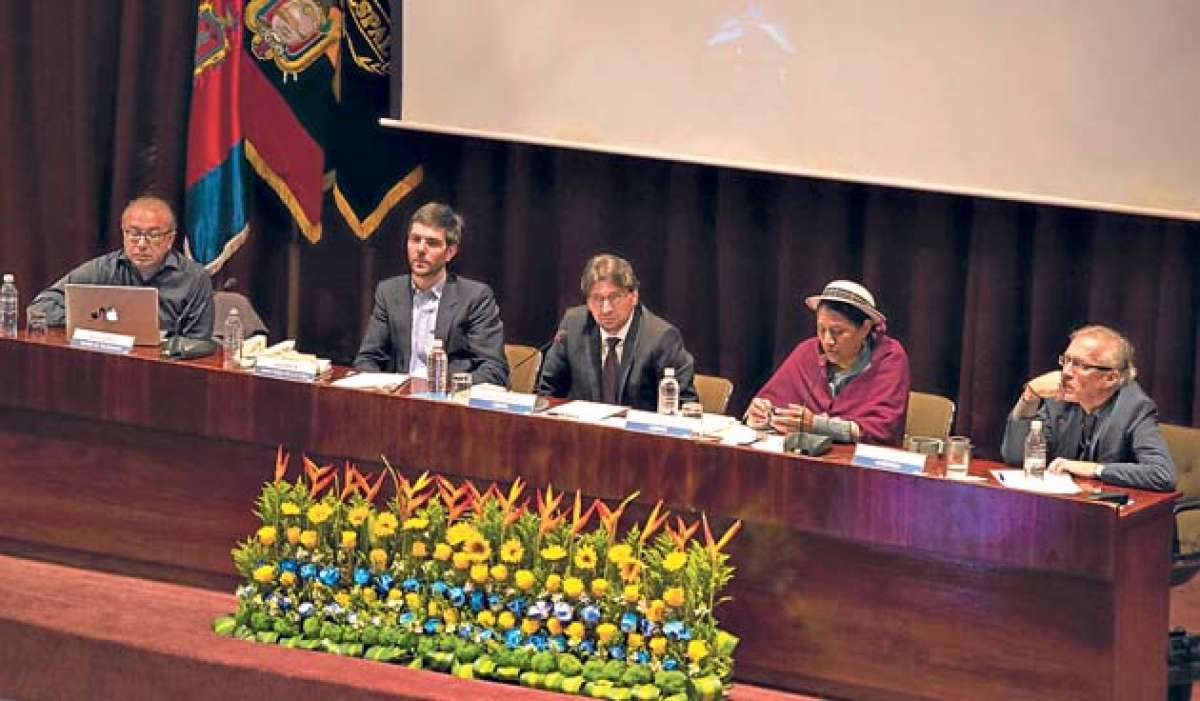 Francisco Sierra, director de Ciespal, fue el encargado de moderar la mesa en que Iv&aacute;n Orosa reemplaz&oacute; al Ministro de Cultura, Guillaume Long. Foto: Daniel Molineros / El Tel&eacute;grafo