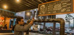 La &lsquo;Vuelta al Mundo&rsquo; es una de las cervezas artesanales que se producen en Quito y se comercializan en la provincia de Pichincha.