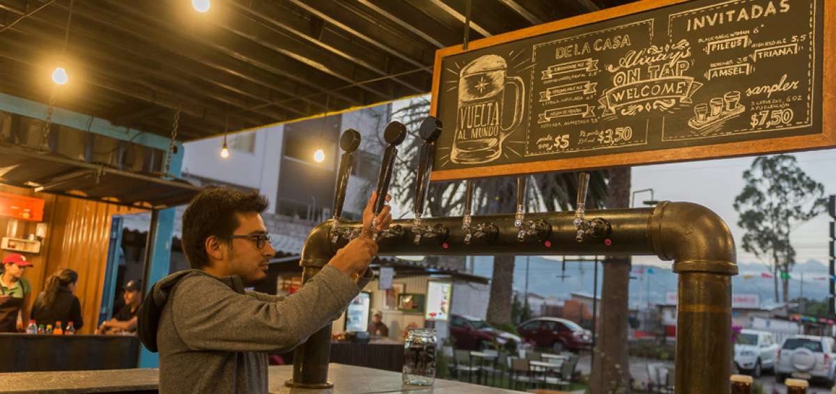 La &lsquo;Vuelta al Mundo&rsquo; es una de las cervezas artesanales que se producen en Quito y se comercializan en la provincia de Pichincha.
