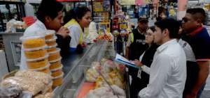 Comisarios recorren el Mercado I&ntilde;aquito, en la capital. 