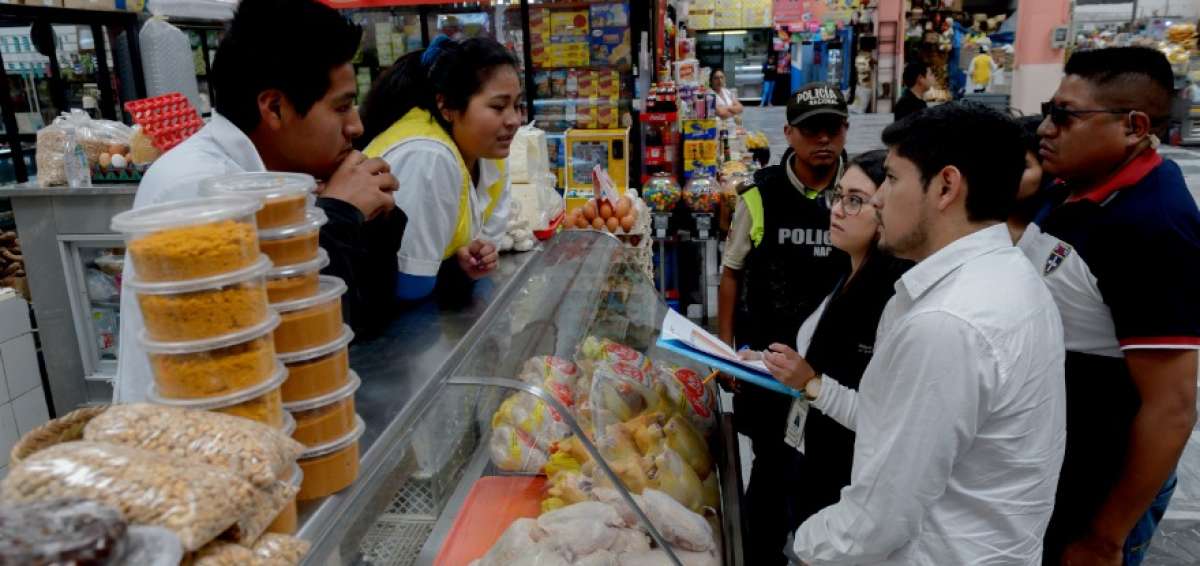 Comisarios recorren el Mercado I&ntilde;aquito, en la capital. 