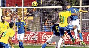 La defensa ecuatoriana se mostr&oacute; ordenada y fuerte, especialmente cuando fue exigida en el juego a&eacute;reo por los altos delanteros brasile&ntilde;os.  Foto:  Cortes&iacute;a: Cotifalcudia.