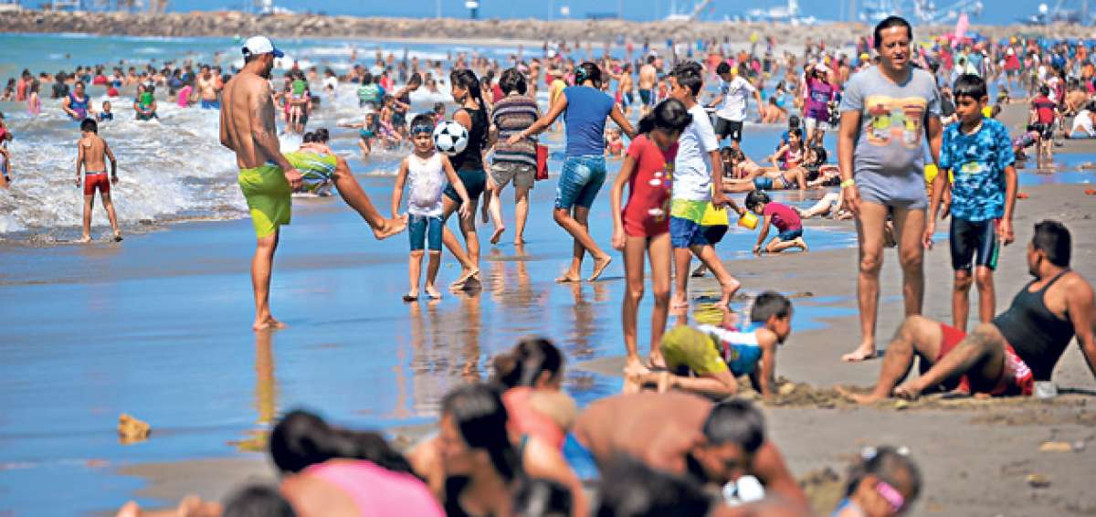 La playa El Murci&eacute;lago, en Manta, fue la m&aacute;s concurrida en Manab&iacute;, principalmente por turistas de la Costa. Foto: Rodolfo P&aacute;rraga / El Tel&eacute;grafo